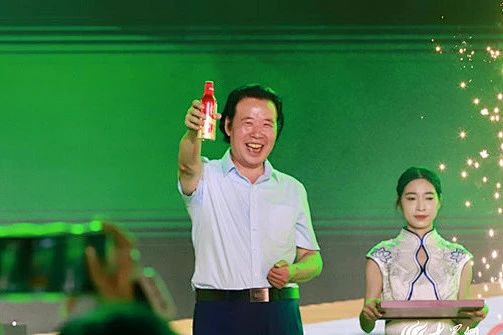 干杯！华光助燃淄博2023啤酒节文化之火 ——淄博名片华光国瓷启幕啤酒节